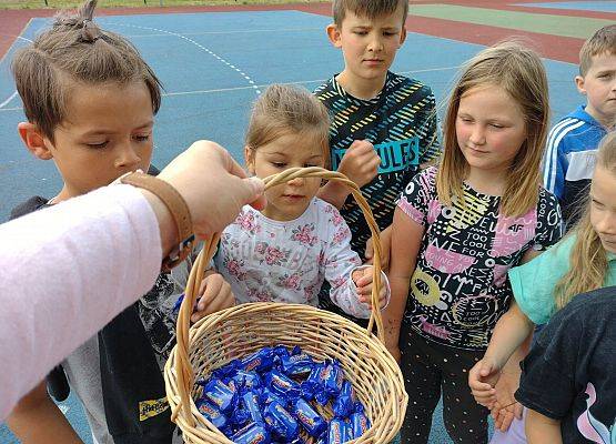 dzieci częstują się cukierkami