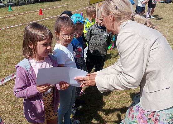 przedszkolaki podczas wręczania dyplomów
