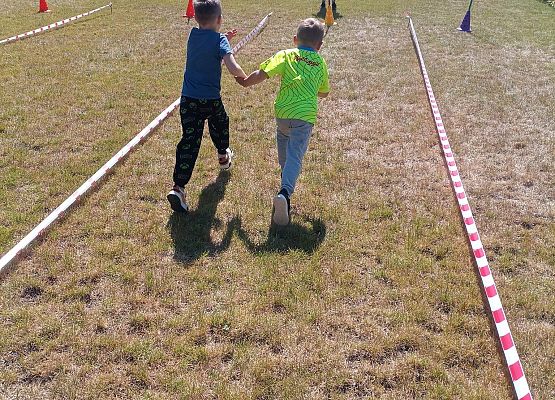 przedszkolaki podczas wykonywania zadań na spartakiadzie