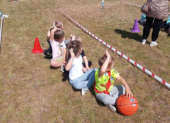 przedszkolaki podczas wykonywania zadań na spartakiadzie
