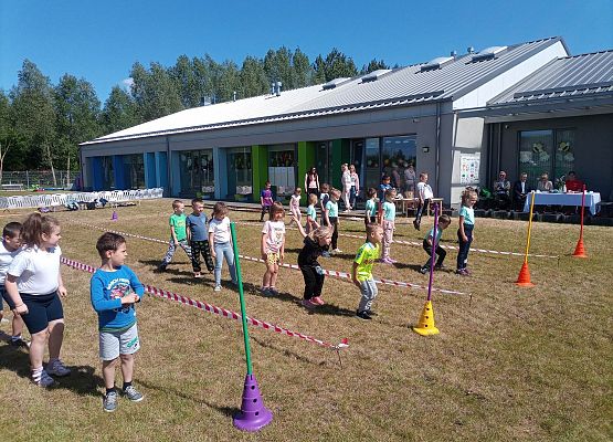 przedszkolaki podczas wykonywania zadań na spartakiadzie