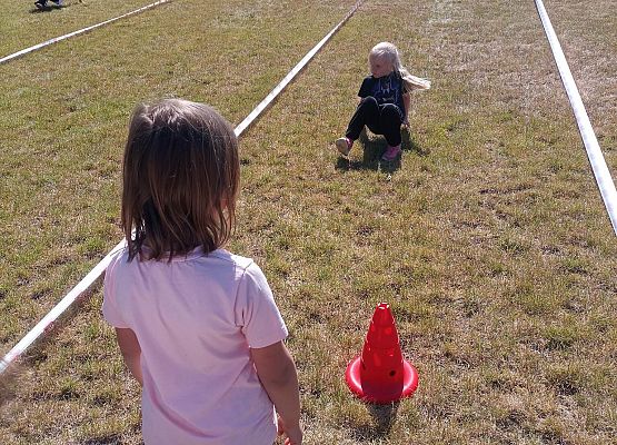 przedszkolaki podczas wykonywania zadań na spartakiadzie