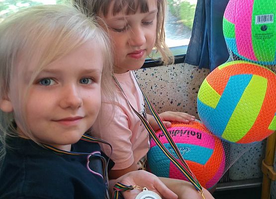 dziewczynki pokazują medale