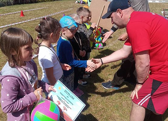 dzieci otrzymują nagrody