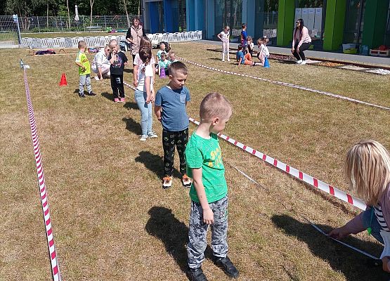 przedszkolaki podczas wykonywania zadań na spartakiadzie