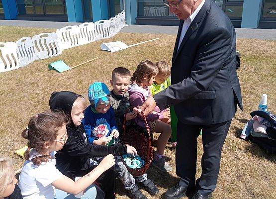 wójt gratuluje dzieciom