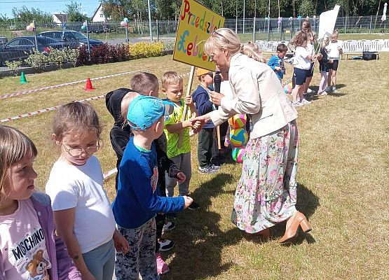 pani dyrektor gratuluje dzieciom