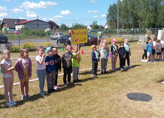 przedszkolaki podczas wykonywania zadań na spartakiadzie
