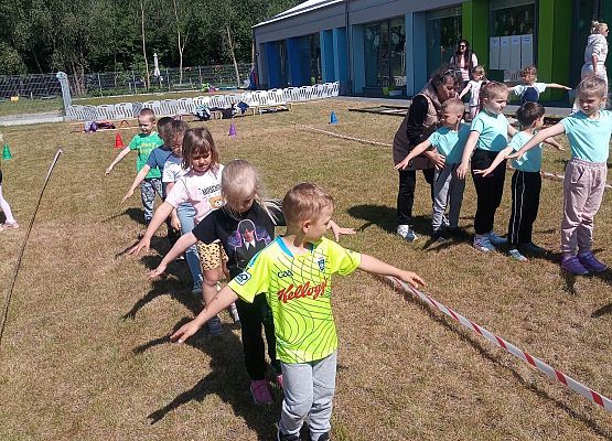 przedszkolaki podczas wykonywania zadań na spartakiadzie