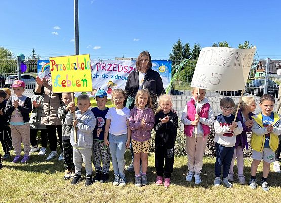 zdjęcie grupowe przedszkolaków podczas spartakiady
