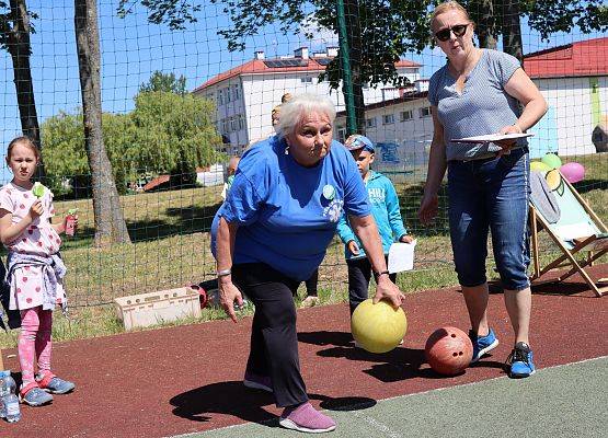 uczestnicy festynu rodzinno-sportowego