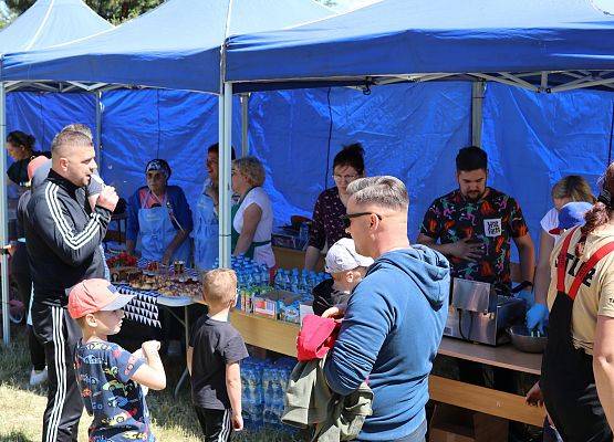 uczestnicy festynu rodzinno-sportowego