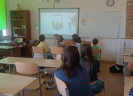 uczniowie oglądają film