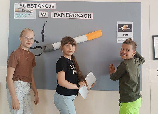 uczniowie robią gazetkę szkolną