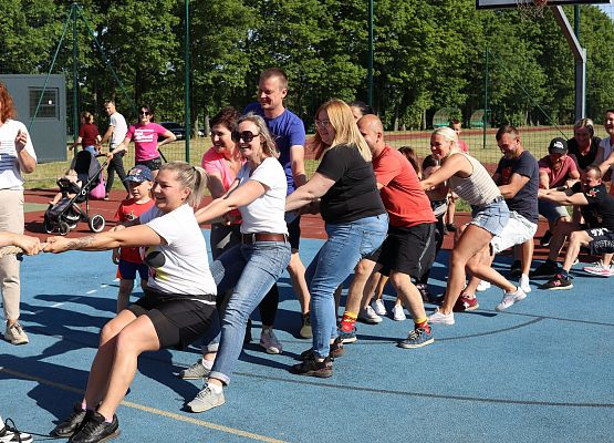 dzieci i rodzice przeciągają linę