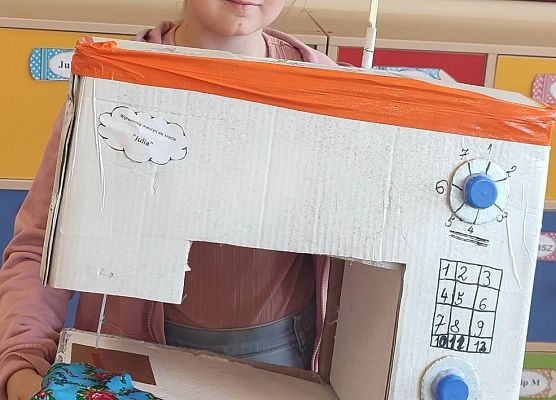 uczennica prezentuje ekodzieło