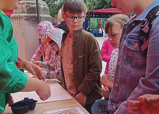 uczniowie tworzą ekotorby