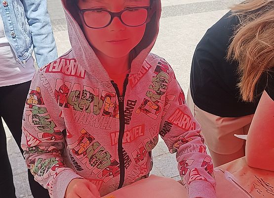 uczniowie tworzą ekotorby