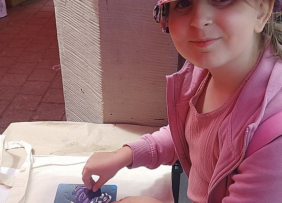 uczniowie tworzą ekotorby