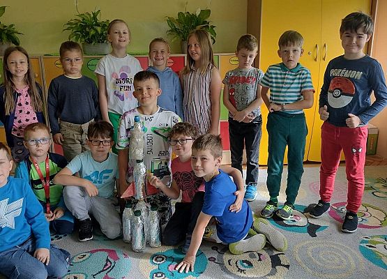 uczniowie prezentują ekodzieło