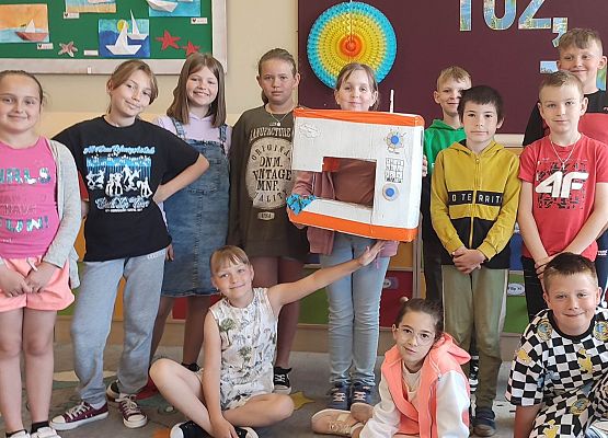 uczniowie prezentują ekodzieło