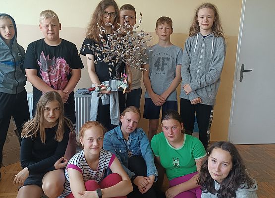 uczniowie prezentują ekodzieło