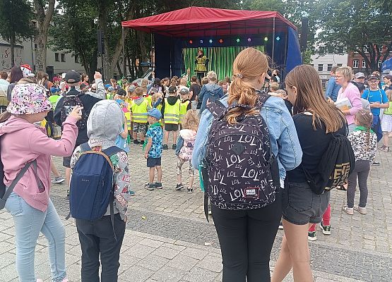 uczniowie na pikniku ekologicznym