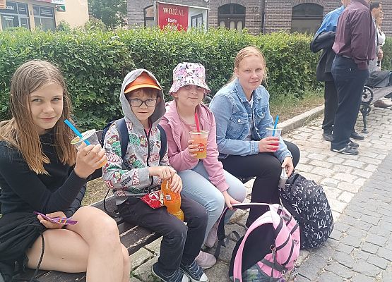 uczniowie na pikniku ekologicznym