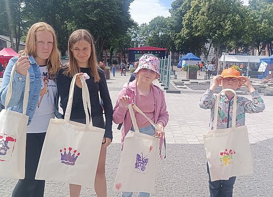 uczniowie prezentują ekotorby