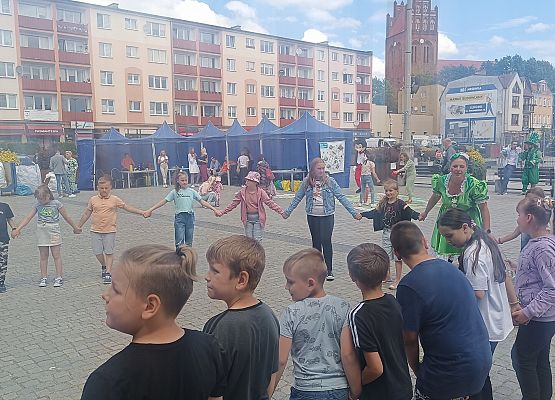 uczniowie na pikniku ekologicznym