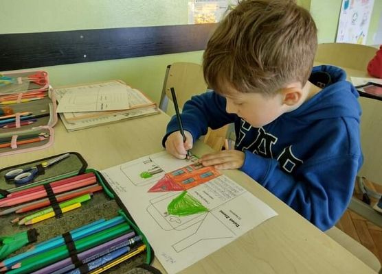 uczeń wykonuje pracę plastyczną