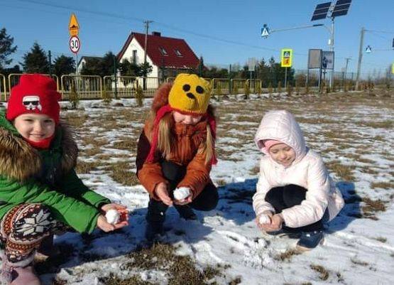 dzieci sprawdzają właściwości śniegu