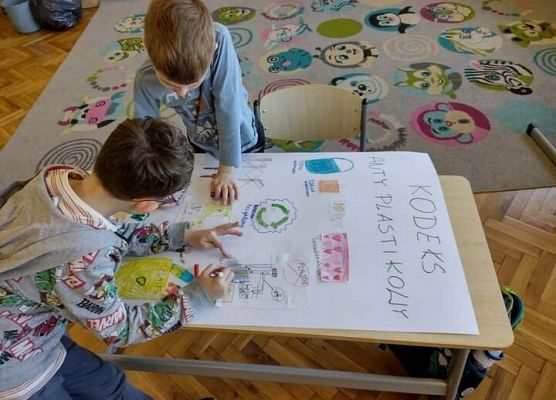 uczniowie wykonują plakat