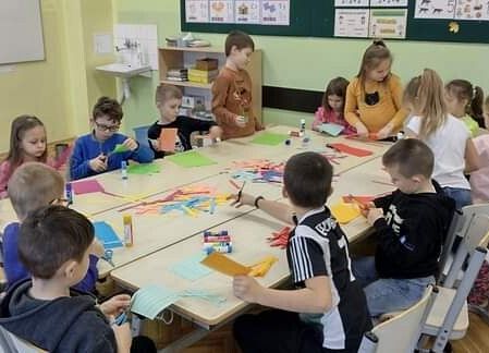 dzieci wykonują prace plastyczne