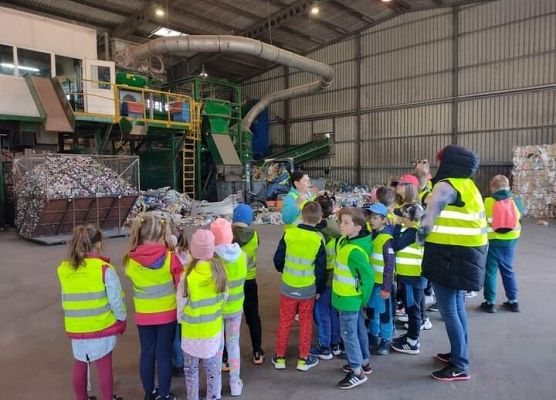 uczniowie w sortowni śmieci