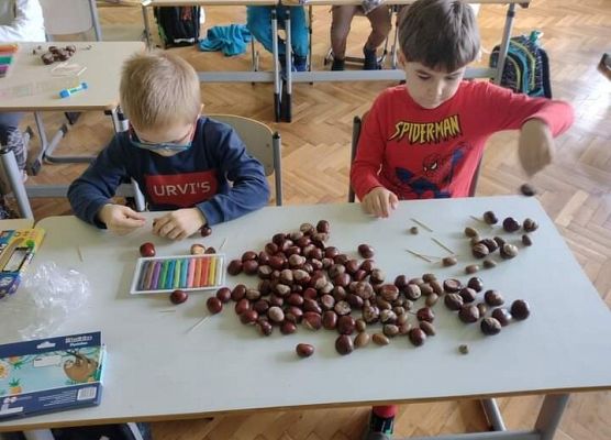 dzieci wykonują prace plastyczne