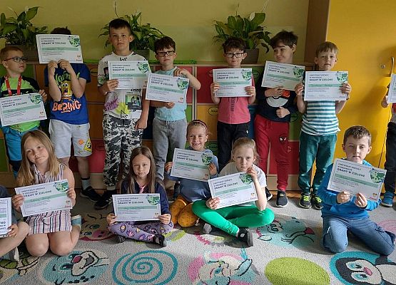 uczniowie prezentują dyplomy