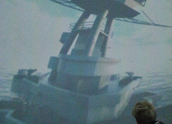 uczniowie w kinie sferycznym