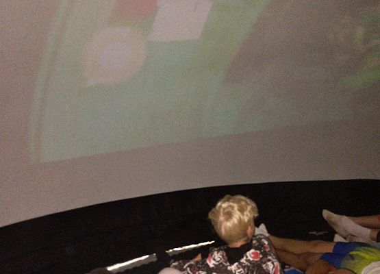 uczniowie podczas seansu w kinie sferycznym