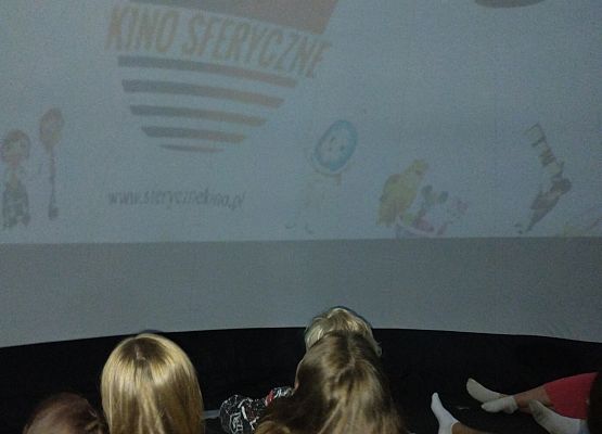 uczniowie podczas seansu w kinie sferycznym
