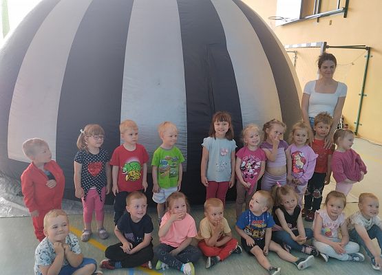 uczniowie z nauczycielką przed kinem sferycznym