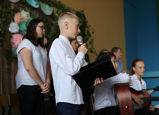 uczniowie występują na scenie