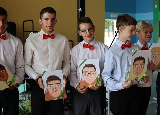 uczniowie prezentują otrzymane prezenty