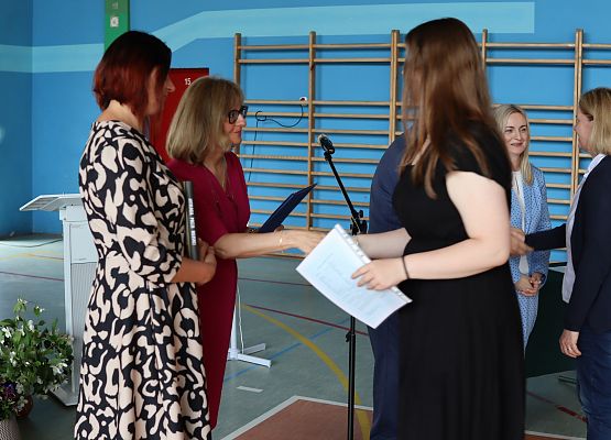 pani dyrektor gratuluje uczennicy