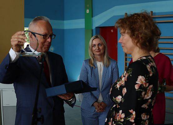 dyrektor wręcza statuetkę "Przyjaciel Szkoły"