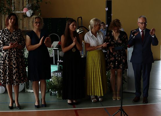 dyrektor wręcza statuetkę "Przyjaciel Szkoły"