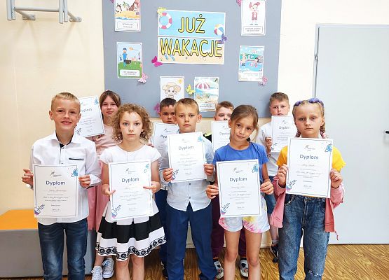 uczniowie prezentują dyplomy