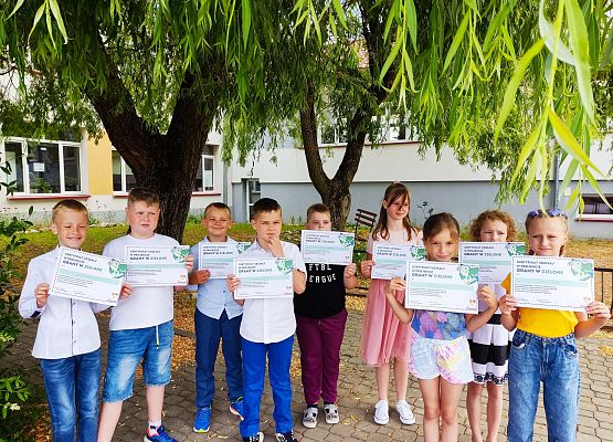 uczniowie prezentują otrzymane dyplomy