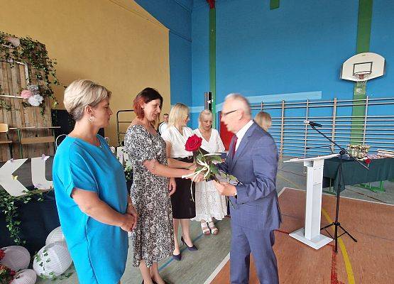 dyrektor wręcza statuetkę przyjaciela szkoły