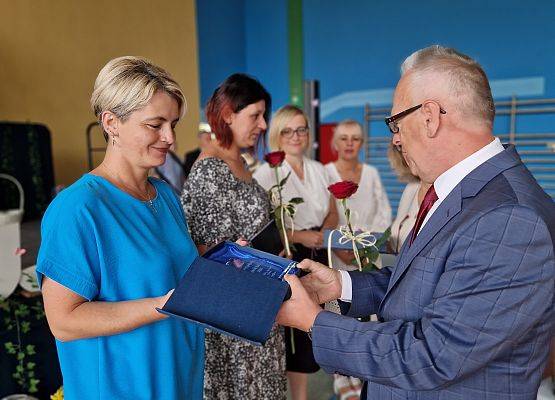 dyrektor wręcza statuetkę przyjaciela szkoły